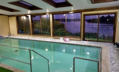 Gran y hermosa casa en Chiloé con vista al mar, orilla y piscina techada