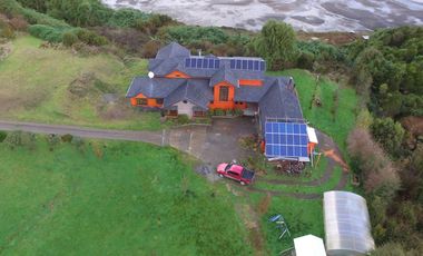 Gran y hermosa casa en Chiloé con vista al mar, orilla y piscina techada