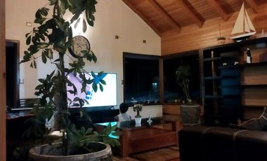 Gran y hermosa casa en Chiloé con vista al mar, orilla y piscina techada