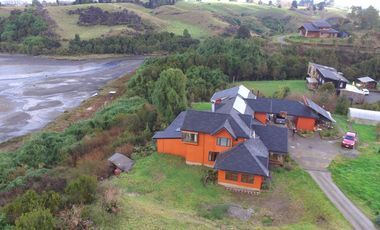 Gran y hermosa casa en Chiloé con vista al mar, orilla y piscina techada