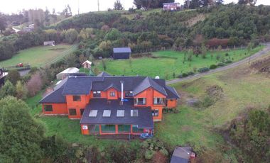 Gran y hermosa casa en Chiloé con vista al mar, orilla y piscina techada