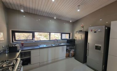 Espectacular casa con increíble vista al lago Llanquihue sobre terreno de 2,25 hectárea