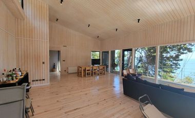 Espectacular casa con increíble vista al lago Llanquihue sobre terreno de 1,1 hectárea