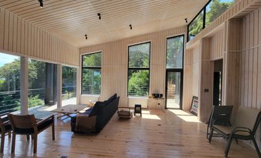 Espectacular casa con increíble vista al lago Llanquihue sobre terreno de 1,1 hectárea