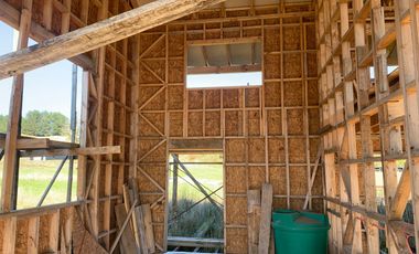 Se vende casa a medio terminar en parcelación como oportunidad de inversión en Frutillar