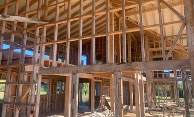 Se vende casa a medio terminar en parcelación como oportunidad de inversión en Frutillar