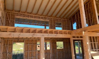 Se vende casa a medio terminar en parcelación como oportunidad de inversión en Frutillar