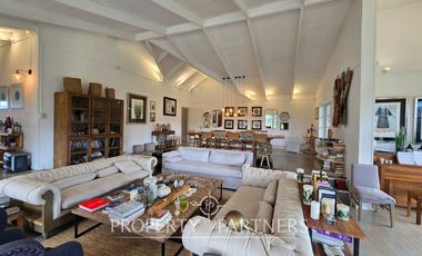 Increíble casa de 500 m2 en Puerto Klocker con vistas impactantes al lago y los volcanes con acceso al lago.
