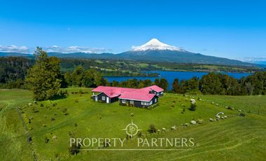Increíble casa de 500 m2 en Puerto Klocker con vistas impactantes al lago y los volcanes con acceso al lago.