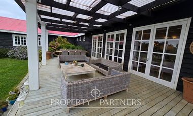 Increíble casa de 500 m2 en Puerto Klocker con vistas impactantes al lago y los volcanes con acceso al lago.