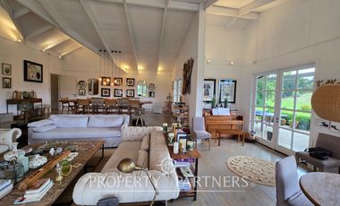 Increíble casa de 500 m2 en Puerto Klocker con vistas impactantes al lago y los volcanes con acceso al lago.