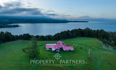 Increíble casa de 500 m2 en Puerto Klocker con vistas impactantes al lago y los volcanes con acceso al lago.
