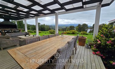 Increíble casa de 500 m2 en Puerto Klocker con vistas impactantes al lago y los volcanes con acceso al lago.