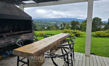 Increíble casa de 500 m2 en Puerto Klocker con vistas impactantes al lago y los volcanes con acceso al lago.