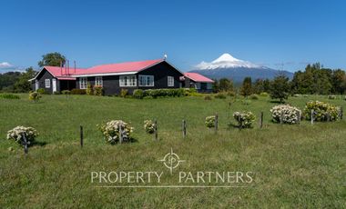 Increíble casa de 500 m2 en Puerto Klocker con vistas impactantes al lago y los volcanes con acceso al lago.