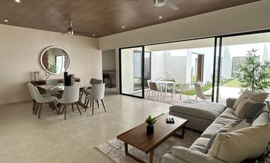 Casa de una planta con piscina incluida en privada residencial y 3 habitaciones