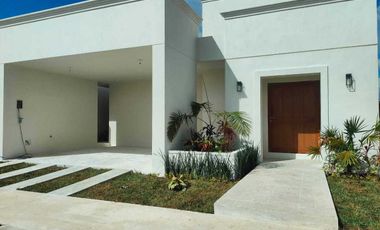 Casa de una planta con piscina incluida en privada residencial y 3 habitaciones