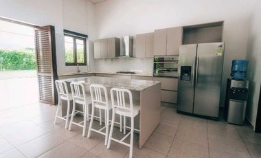 VENTA CASA CAMPESTRE VIA  VILLAVICENCIO-RESTREPO EN COND.CASA DE CAMPO