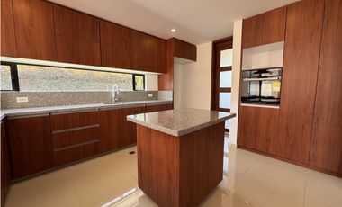 VENDO HERMOSA CASA PARA ESTRENAR EN CHIA