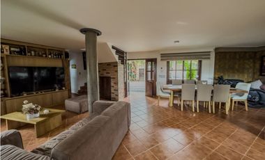 casa campetre urbana en venta, la Ceja Antioquia 900 m2. Hermosa.