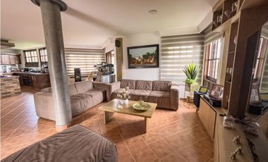 casa campetre urbana en venta, la Ceja Antioquia 900 m2. Hermosa.