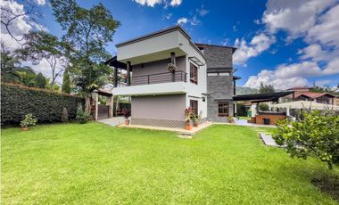 casa campetre urbana en venta, la Ceja Antioquia 900 m2. Hermosa.