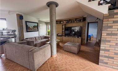 casa campetre urbana en venta, la Ceja Antioquia 900 m2. Hermosa.