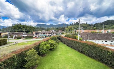 casa campetre urbana en venta, la Ceja Antioquia 900 m2. Hermosa.