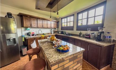 casa campetre urbana en venta, la Ceja Antioquia 900 m2. Hermosa.