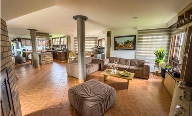 casa campetre urbana en venta, la Ceja Antioquia 900 m2. Hermosa.