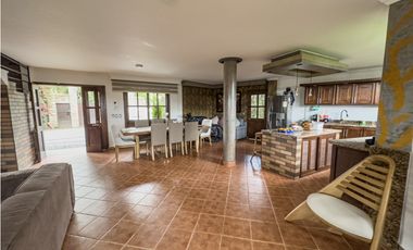 casa campetre urbana en venta, la Ceja Antioquia 900 m2. Hermosa.