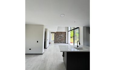 vendo casa finca campestre Marinilla vía al Peñol 6.400 m2 CH