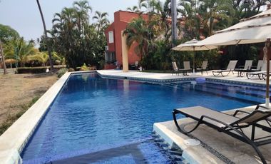 Casa en Venta en Villas Paracana, junto al Campo de Golf Palma Real, Ixtapa.