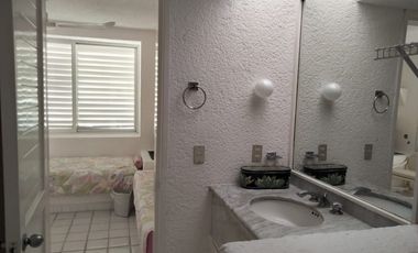 Casa en Venta en Villas Paracana, junto al Campo de Golf Palma Real, Ixtapa.