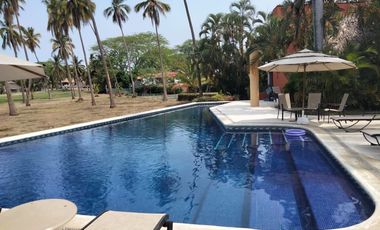 Casa en Venta en Villas Paracana, junto al Campo de Golf Palma Real, Ixtapa.