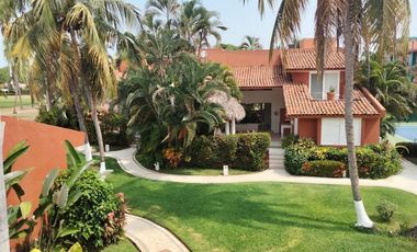 Casa en Venta en Villas Paracana, junto al Campo de Golf Palma Real, Ixtapa.