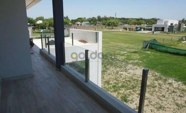 Moderna Propiedad con amplio Parque en  Las Golondrinas- Alquilada hasta octubre 2021
