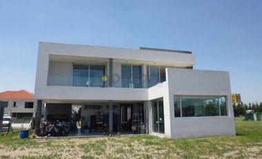 Moderna Propiedad con amplio Parque en  Las Golondrinas- Alquilada hasta octubre 2021