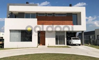 Moderna Propiedad con amplio Parque en  Las Golondrinas- Alquilada hasta octubre 2021