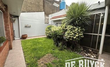 Casa con quincho en barrio San Emilio