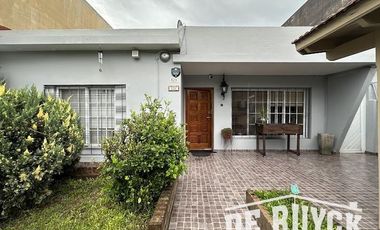Casa con quincho en barrio San Emilio