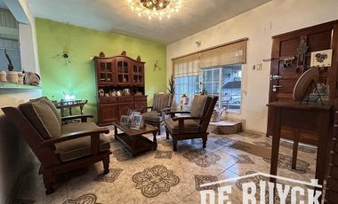Casa con quincho en barrio San Emilio