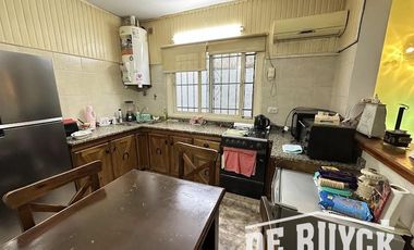 Casa con quincho en barrio San Emilio