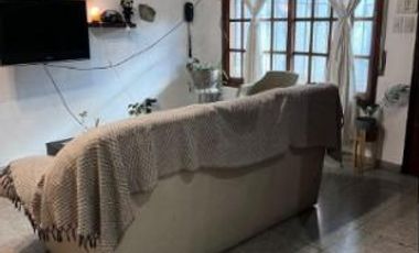 Casa con 4 ambientes, con patio y garage en lanús.