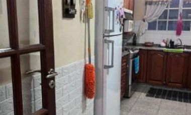 Casa con 4 ambientes, con patio y garage en lanús.