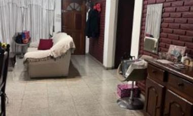 Casa con 4 ambientes, con patio y garage en lanús.