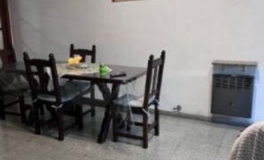 Casa con 4 ambientes, con patio y garage en lanús.