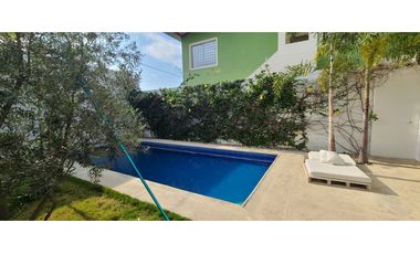 Se renta casa con piscina cerca de la universidad