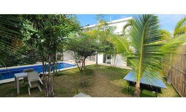 Se renta casa con piscina cerca de la universidad
