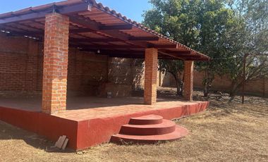 VENTA DE CASA DE CAMPO EN IXTLAHUACAN DE LOS MEMBRILLOS GRAN TERRENO.